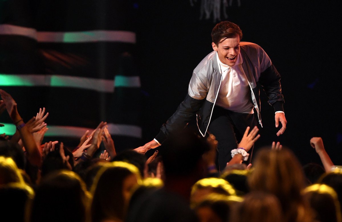 CentralLarry's tweet photo. Louis ganhou o #ChoiceMaleArtist
Harry ganhou #ChoiceSummerTour e #ChoiceStyleIcon https://t.co/oTjgHcMvqm