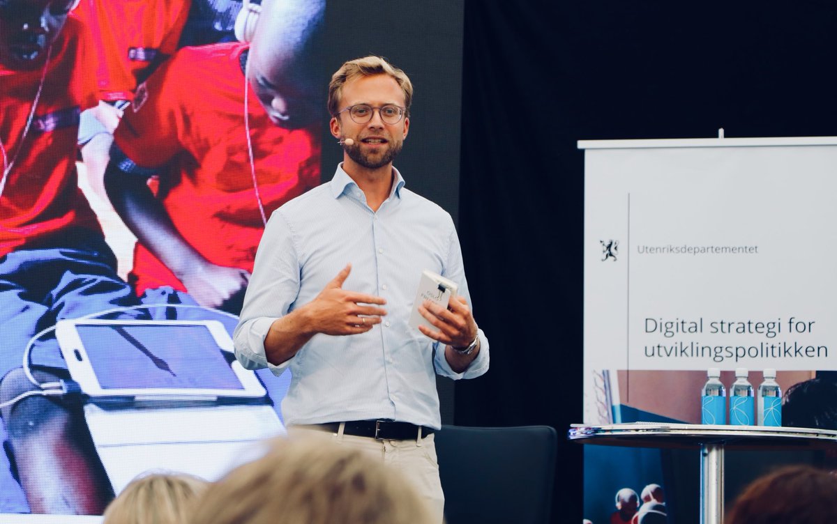 Ny #digitalstrategi for #utviklingspolitikken presentert av @nikolaiastrup sammen med @UNICEFNorge og @Sigve_telenor  
regjeringen.no/no/dokumenter/… . #NorwayHumStrategy #ICT4D @KirkensNodhjelp  @LisaSivertsen @ingridnaessholm @InnovasjonNorge @noradno @IKTNorge @NHO_no @NorwayMFA