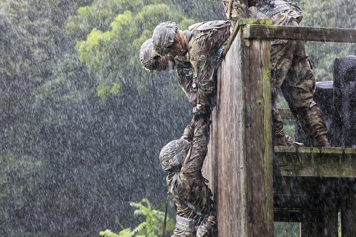 bernard_miles's tweet photo. If it ain't raining, we ain't training, soldiers climb the Ranger Wall during their challenge https://t.co/c0pZRMCgHk