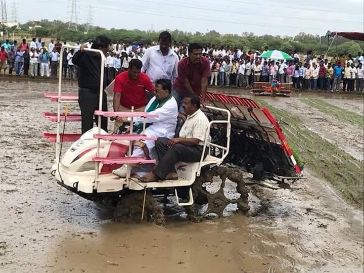 KTRBRS's tweet image. After introducing Harvestors, Tractors, Poly Houses, Drip &amp;amp; sprinkler irrigation at substantial subsidies, now Telangana Agri dept led by @PSRTRS Garu introducing rice transplanters

Field trials in Nizamabad &amp;amp; Warangal have been well received

#FarmMechanisation
#FarmerFirst