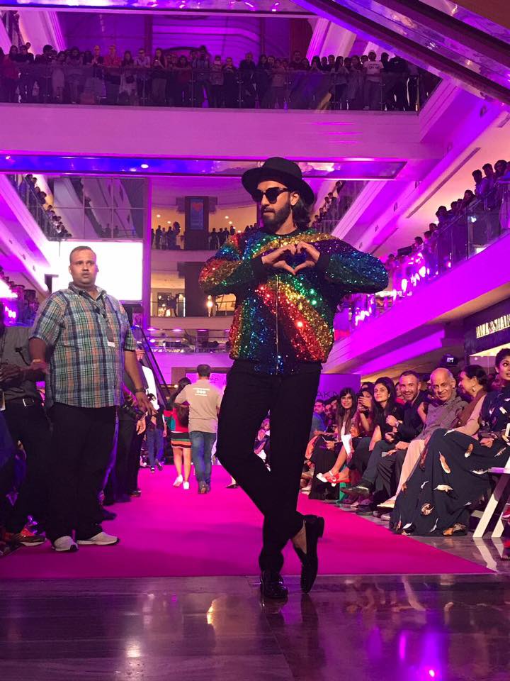 LakmeFashionWk's tweet photo. Take a look at Manish Arora's boho and eclectic S/R18 collection presented by Etihad Airways, at Lakmé Fashion Week.
#Runwaytorunway #LFWwf18 #5DaysofFashion
@im_manisharora @EtihadAirways https://t.co/w6vxfeo20s