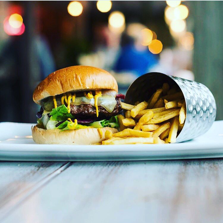 SlugCroydon's tweet photo. If you’re having the Monday blues, brighten up your day and have a burger for lunch with us for £7, drink included 🍷🍺 #croydon #gettogether #slugandlettuce #slugandlettucecroydon #dailydeals #summer #burger #drink https://t.co/bxfTEbQaFC