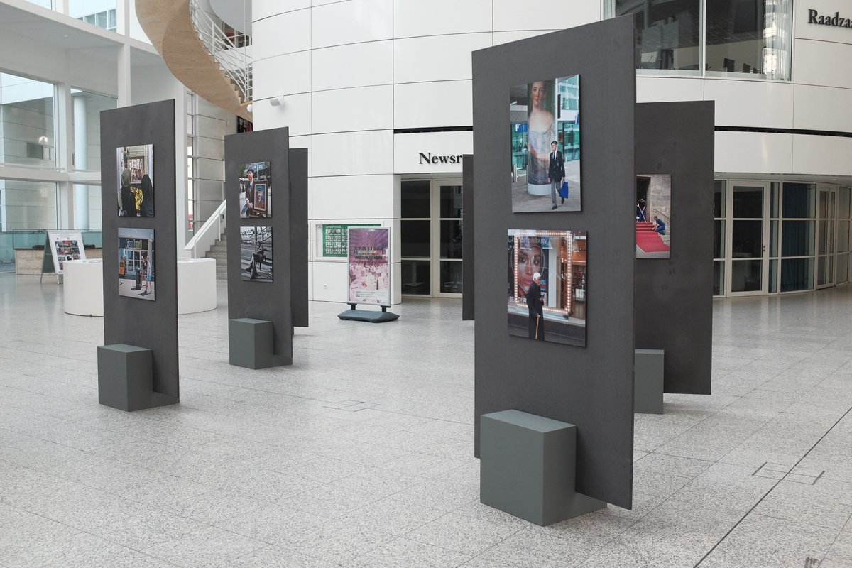 expopaneel's tweet photo. Ook #fotoexpositie ' De stad als Podium' van Owen Schumacher maakt gebruik van #tentoonstellingspanelen. Tot 7 september in het Atrium van Den Haag. https://t.co/w4IfKymY0E