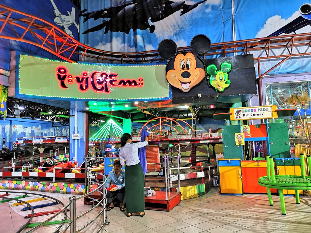 にこりす わきまえない女 フルネーム ニコリスタ アメリカあたりで人気の出そうなキャラですな Rt Lazyworkz ミャンマーオリジナルの黒いねずみキャラたち ヤンゴン旅行 ミャンマー遊園地 T Co 6fl4ji0aio