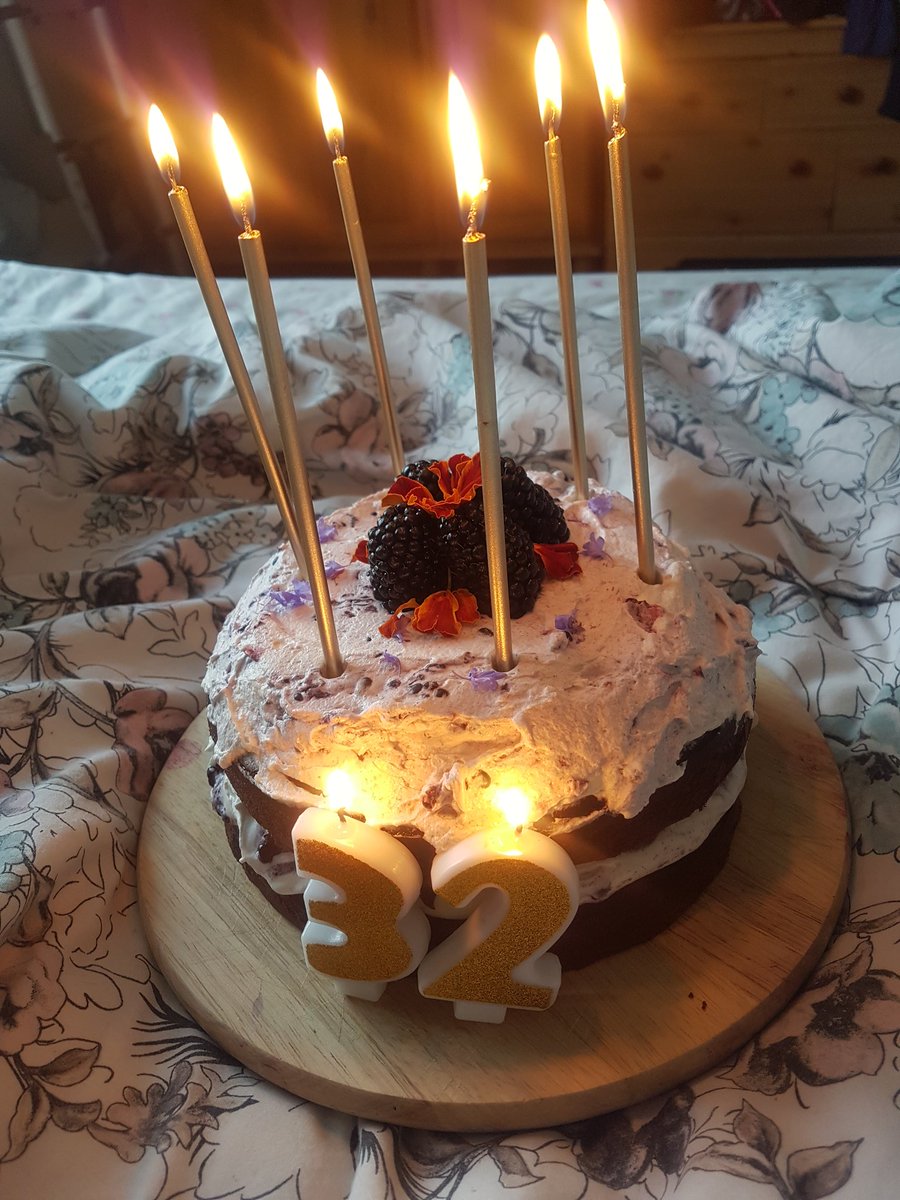 TacoJackal's tweet photo. Jo's birthday morning = totally nutritious bed cake! 😉 🎂

(@CiaoSamin's ace &amp; unfailing midnight cake recipe 👌) #mondayfunday #cakebreakfast #birthday #foragedfruit https://t.co/KCNhI71Dah