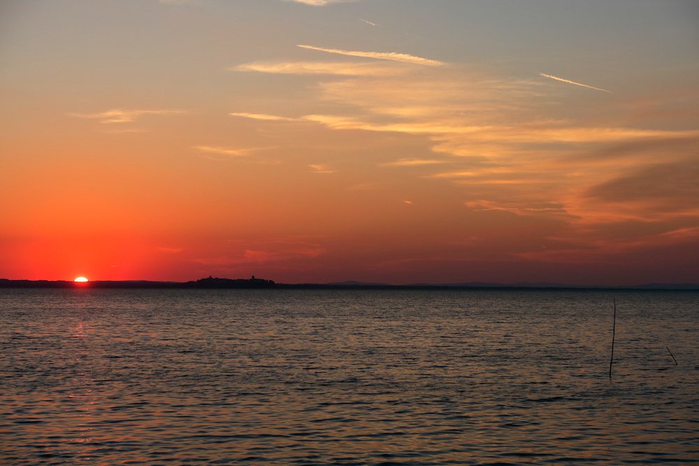 naoko_perugia's tweet photo. Una misteriosa #luceblu emanava ieri dall'orizzonte ovest verso il cielo #dopoiltramonto. #LagoTrasimeno #Umbria #Italy 昨日は日没後、夕日が沈んだ西の空から不思議な #青い光 が空を照らしていました。#トラジメーノ湖 にも青が映ってきれい。#イタリア #ウンブリア https://t.co/G69G4PH9QF https://t.co/BkcCS8RKTe