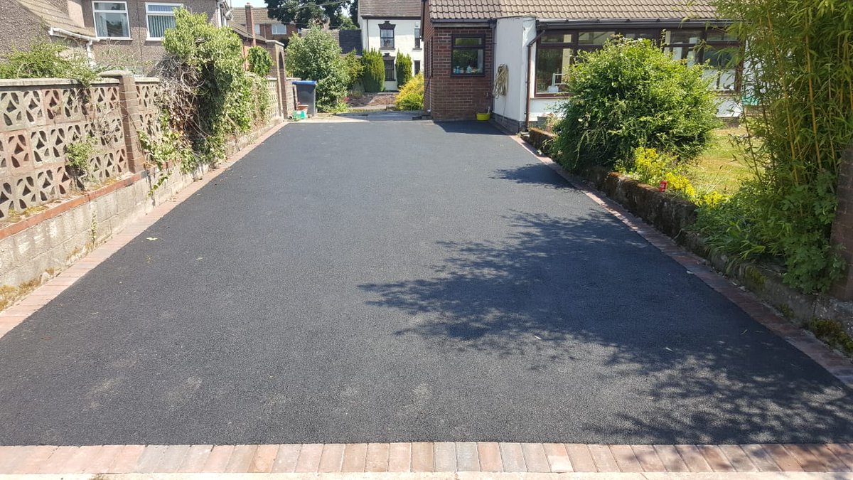 DonmacSolutions's tweet image. Wow, what a transformation. Full dig tarmac driveway with block edge. #welldoneteam 👍