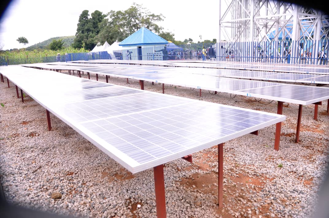 agara_silas's tweet photo. Governor Umaru Tanko Almakura and myself accompanied by some Nasarawa State Government officials the Launching of the Modula Solar Power Water system at Samba LGC. https://t.co/RdmJLNdJ56