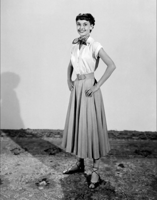 ぼんち A Twitter 今日行った店でローマの休日のオードリーヘップバーン みたいに白シャツたすスカーフのコーデされたらマネキンがあってやっぱ最高に可愛いなってなった