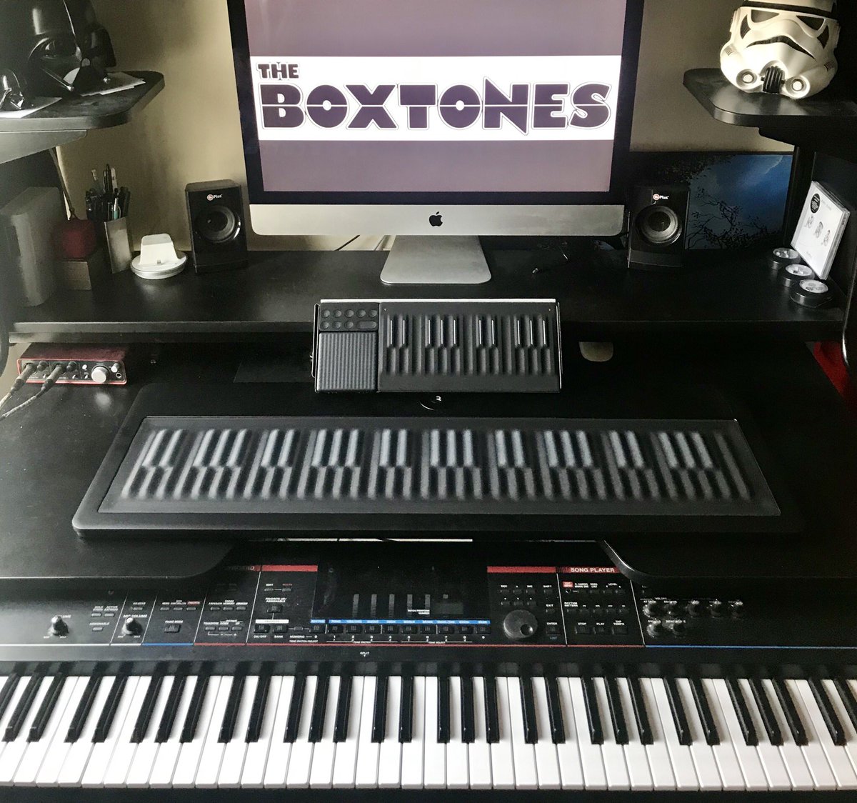 WJanssenMusic's tweet photo. Absolutely loving #MySeaboard from @WeAreROLI while I work on new music stuff with my band, @Boxtones! 

Nice little home set up don’t you think?

🤘🏻🎹😎🎹🤘🏻

#Roli #WeAreRoli #SeaboardGrand #SongmakerKit #instrument #music #TheBoxtones #home #Dubai https://t.co/PmzuhDIel9