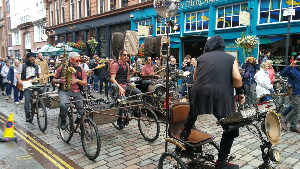 ladinamomusic's tweet photo. .@ladinamomusic #FunkyBikeBand giving their all yesterday in the streets of #MerchantCity. Thank you #Glasgow, you people are amazing!!! Great @SurgeScotland!!! #FunkisLove #MusicOnCycles #OutdoorArts https://t.co/m6ApgTXJFg