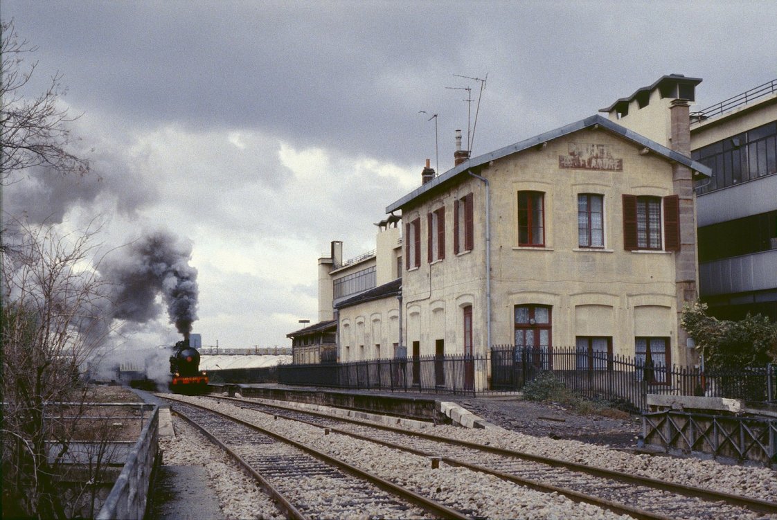 aspcrf's tweet photo. Pour commencer en beauté la semaine, direction la jolie petite gare du Pont de Flandre dans un grand panache de fumée ! 🚂
Crédits : Didier Duforest, 1983
#archives #petiteceinture https://t.co/7mkj1B7tS1