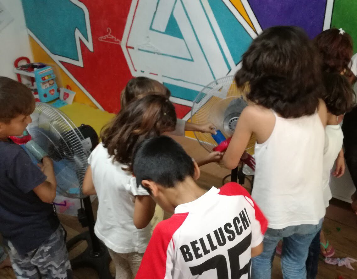 FundacioAcsar's tweet photo. L'equip de gironins de la @univgirona a Serres treballa al Projecte UNINTEGRA  amb infants refugiats de la comunitat iazidita atesa per @LiftingHandsIN. Cada tarda hi ha jocs i activitats de grup. La comunitat iazidita viu en espais propis ja que ha estat molt discriminada. https://t.co/hkiFutn2gE