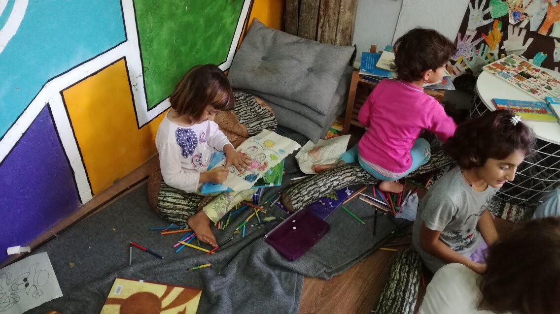 FundacioAcsar's tweet photo. L'equip de gironins de la @univgirona a Serres treballa al Projecte UNINTEGRA  amb infants refugiats de la comunitat iazidita atesa per @LiftingHandsIN. Cada tarda hi ha jocs i activitats de grup. La comunitat iazidita viu en espais propis ja que ha estat molt discriminada. https://t.co/hkiFutn2gE