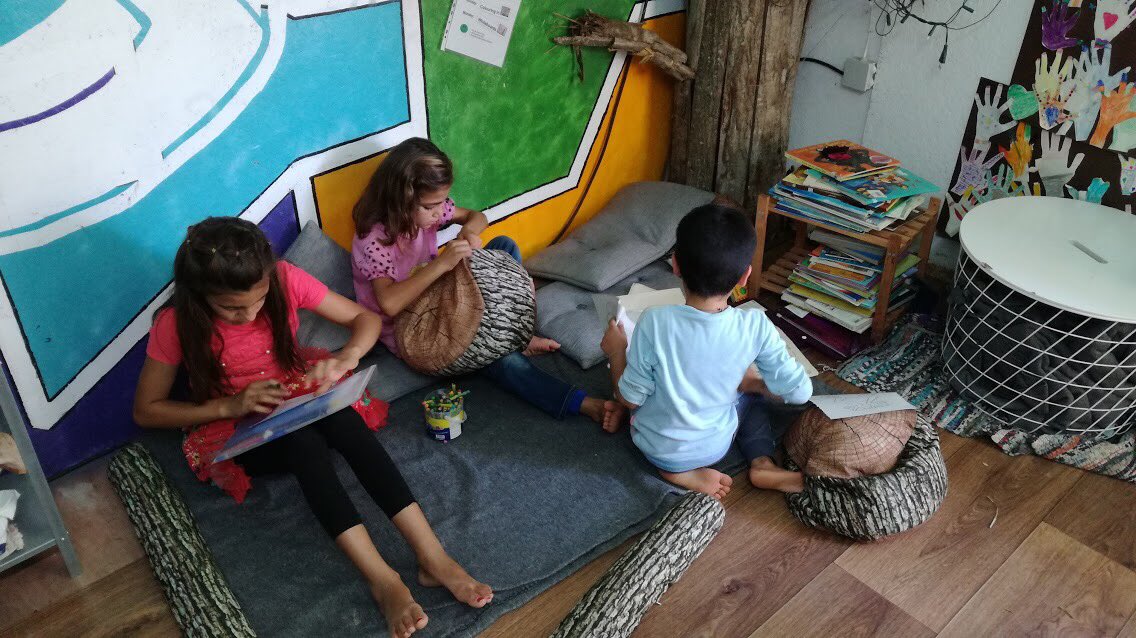 L'equip de gironins de la <a href="/univgirona/">Universitat de Girona</a> a Serres treballa al Projecte UNINTEGRA  amb infants refugiats de la comunitat iazidita atesa per @LiftingHandsIN. Cada tarda hi ha jocs i activitats de grup. La comunitat iazidita viu en espais propis ja que ha estat molt discriminada.