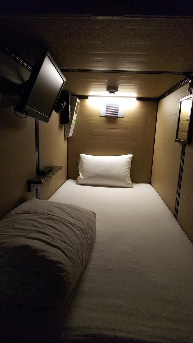 あさひ Sur Twitter 今日のカプセルホテルよい エレベータなくて階段自力だけどキレイ カプセルのカーテンも布じゃないからさえぎってる感よい 配線設備よし 差してるのは自前の配線 ラウンジとテラス席も配線あるしキレイ O ﾟ ﾟ O で