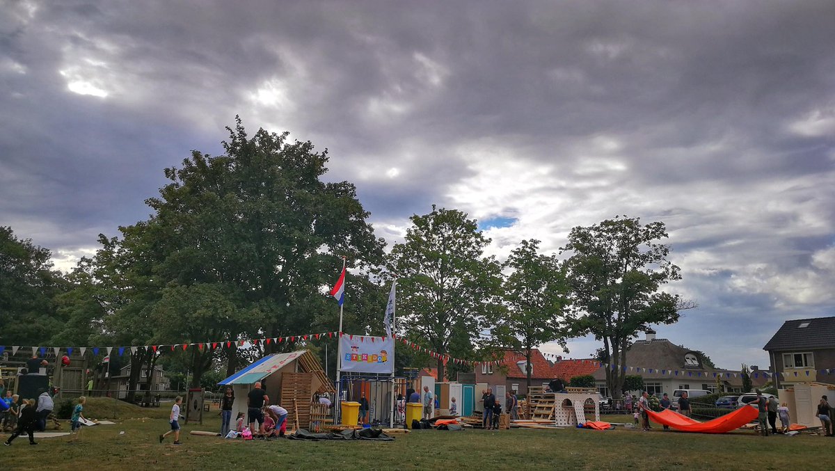 JoyceDFoto's tweet photo. Hutten bouwen met af en toe een bui. #Kinderdorp #Doornenburg #Stikido @BuienRadarNL @OmroepGLD @AlfredSnoek @MoniekWulms @BrittaVG @weermanreinier @MargotRibberink @mooieluchten @Alpenweerman @bliksemdetect @MargaretOrr @weeronline https://t.co/wYNoWt6DZP