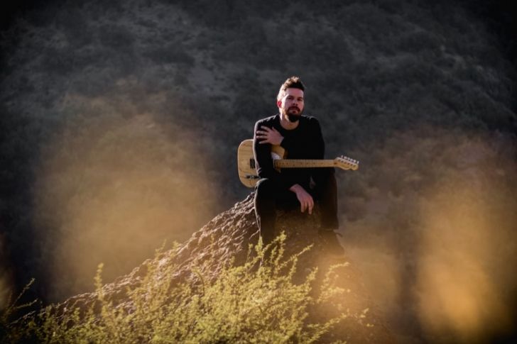 Informe21's tweet photo. Eduardo Navarro, guitarrista de Lebronch, lanza su primer disco como solista #13Ago #FelizLunes https://t.co/MQebnswSGJ https://t.co/yxCVmfcFM3