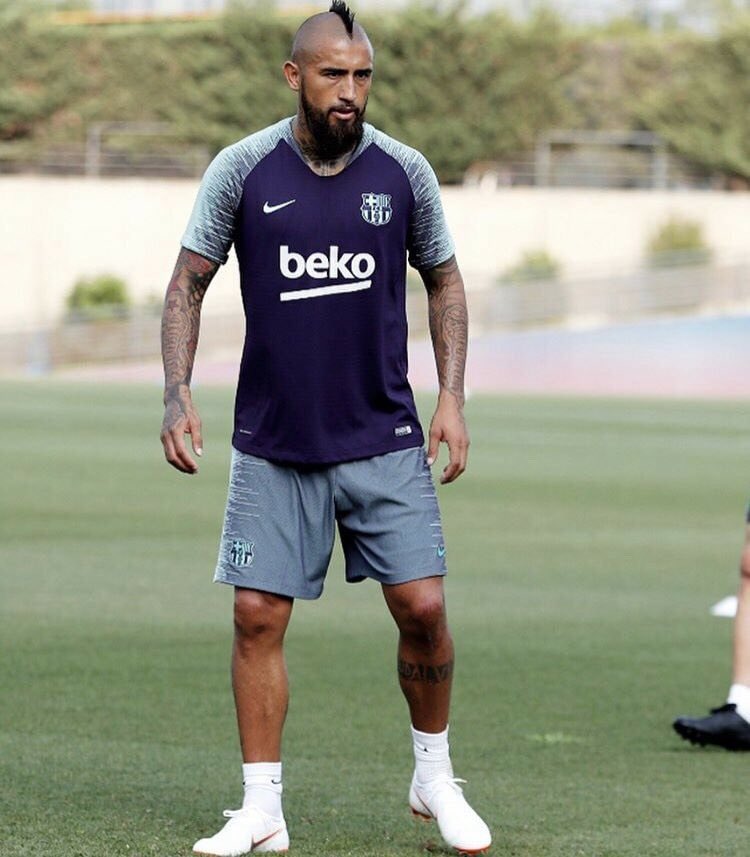 tbarbarad's tweet photo. فيدال معة برشلونة في الحصة التدريبة https://t.co/lTAaJXOlY6