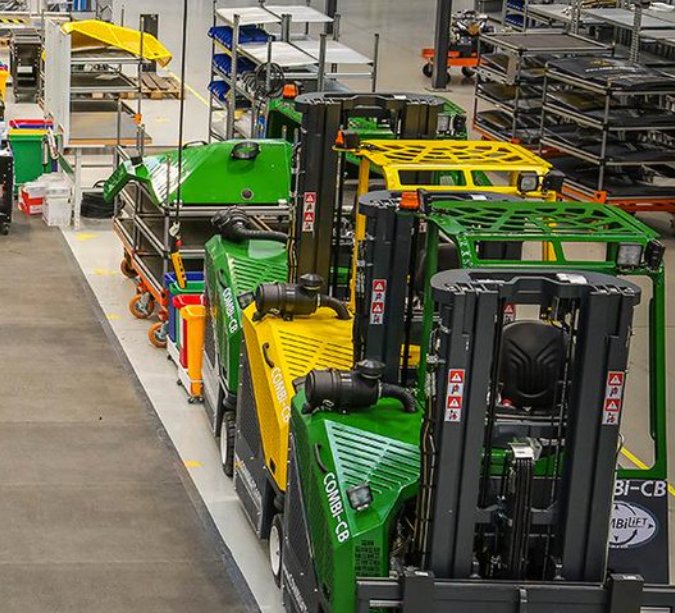 Работа на новом заводе #Combilift в Ирландии после летних каникул идёт полным ходом. На склад ГК«СКАТ» в ближайшее время поступит партия новеньких многоходовых погрузчиков различных комплектаций и грузоподъёмностей. #боковойпогрузчик #погрузчик #lifttruck #sideloader #гкскат