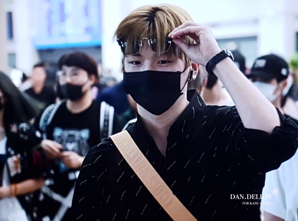 Dandelion_1210's tweet photo. 180813 입국
수고했어요 ♥️💞
#강다니엘 #KangDaniel https://t.co/x64Jz34sqm