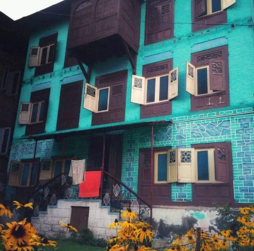 Think_Kashmir's tweet photo. #Kashmir In traditional Kashmiri homes refinements such as Zoon Dub r a cantilevered balcony designed to view the moon ( zon in Kashmiri)were common.Balconies nd eaves wth beautiful fret worked details knwn as pinjarakari,pendants f woden chimes shaped lke jumkas r still visible https://t.co/aX3d7ChwoF