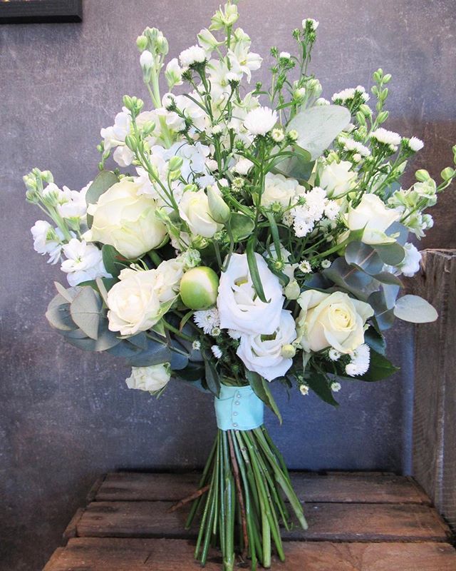 Fresh and classic........bridal bouquet from another white wedding this summer!
#verwoodflorists #dorsetwedding #nofilterneeded #whitewedding #bridalbouquet #flowerlicious #verwoodflowershop ift.tt/2vA7PTN