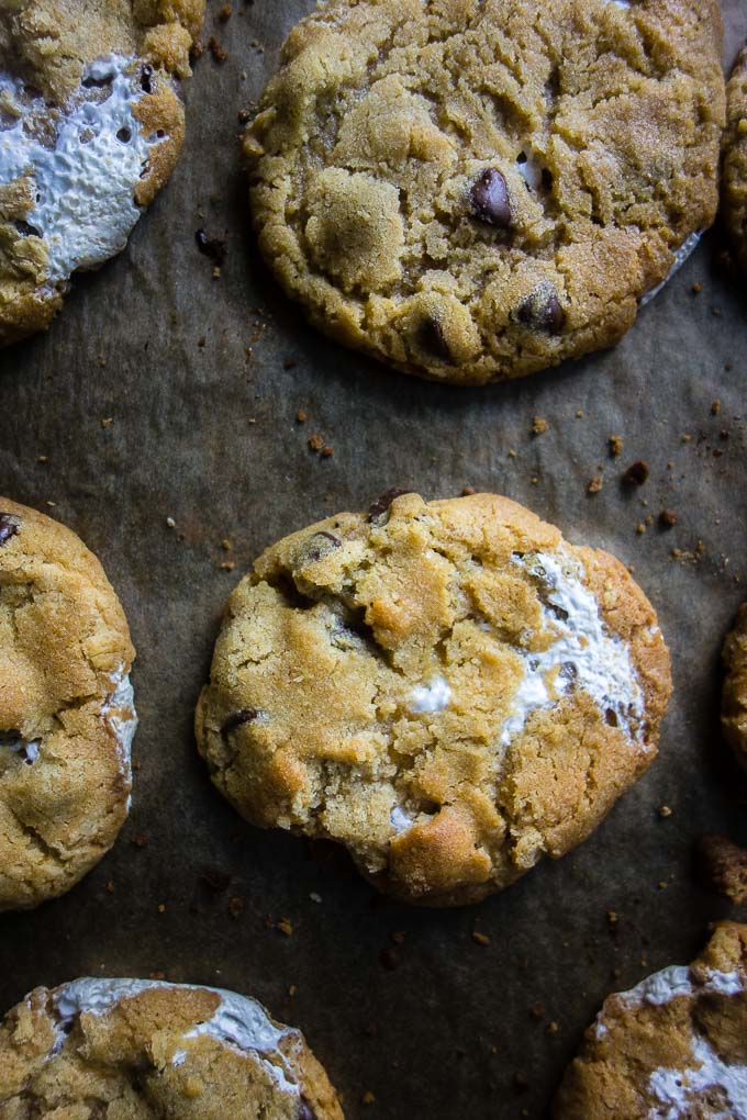 wenthere8this's tweet photo. These Chewy S'mores Cookies are made with graham crackers and chocolate chips, then stuffed with marshmallow fluff for the best chewy cookies ever! #smorescookies #marshmallowfluff https://t.co/1BGiUgwpYH https://t.co/2GKohocTU4