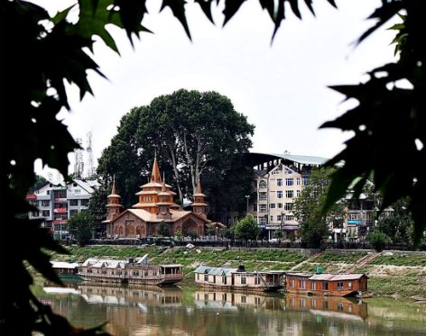 Think_Kashmir's tweet photo. #Kashmir A beautiful Mosque Made in wood, the Houseboats in Jhelum, As Seen Through Chinar Leaves. https://t.co/0VG9uA1go5