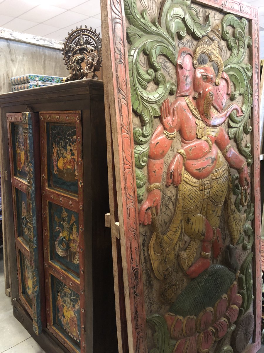 mogul_interior's tweet photo. Give your bedroom an instant farmhouse update by replacing your headboard with rustic 18C Indian doors by Mogul at https://t.co/c1CrMsXKG7
https://t.co/RXdkTvBKVI
#antiqueinterior #vintagefurniture #Indiadecor #farhousedesign #antiquelovers #havelidecor #luxuryresortdesigns https://t.co/D8uDOGFva1
