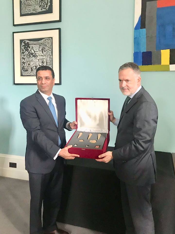 BISI1932's tweet photo. HE Dr. Salih Hussein Al-Tamimi has formally recieved eight 3,000 year-old objects looted from the archaeological site of Tello, Iraq, in 2003.

Colleagues @britishmuseum helped to identify and reunite the objects. Congratulations to everyone involved.

https://t.co/viFKeZX8GJ https://t.co/LoW7Eg9Rr0