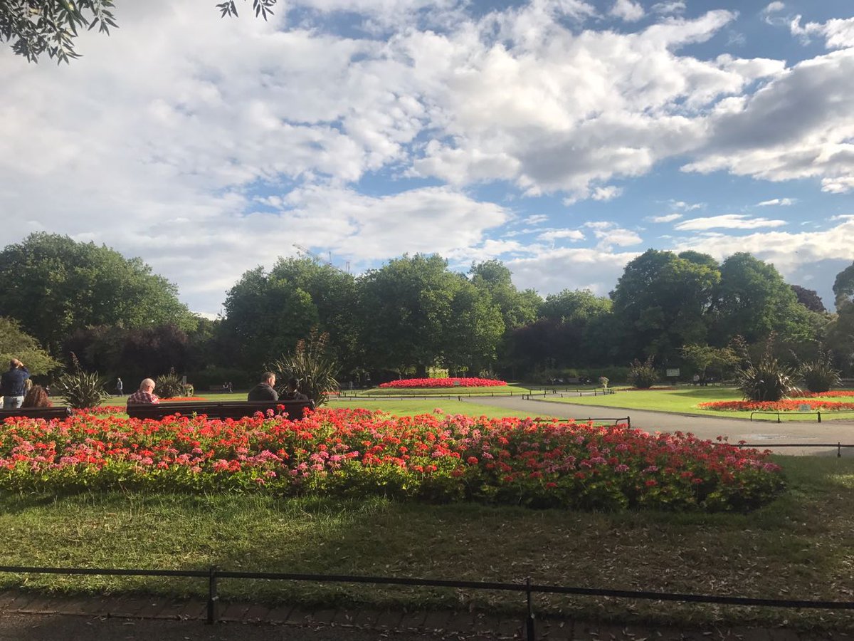 #بيت_شعر_اعجبني 
إذا كنتُ أعلمُ عِلماً يقيناً
            بأن جميعَ حياتي كساعهْ
فَلِمْ لا أكون ضنيناً بها
       وأجعلها في صلاحٍ وطاعه؟!
#تصويري