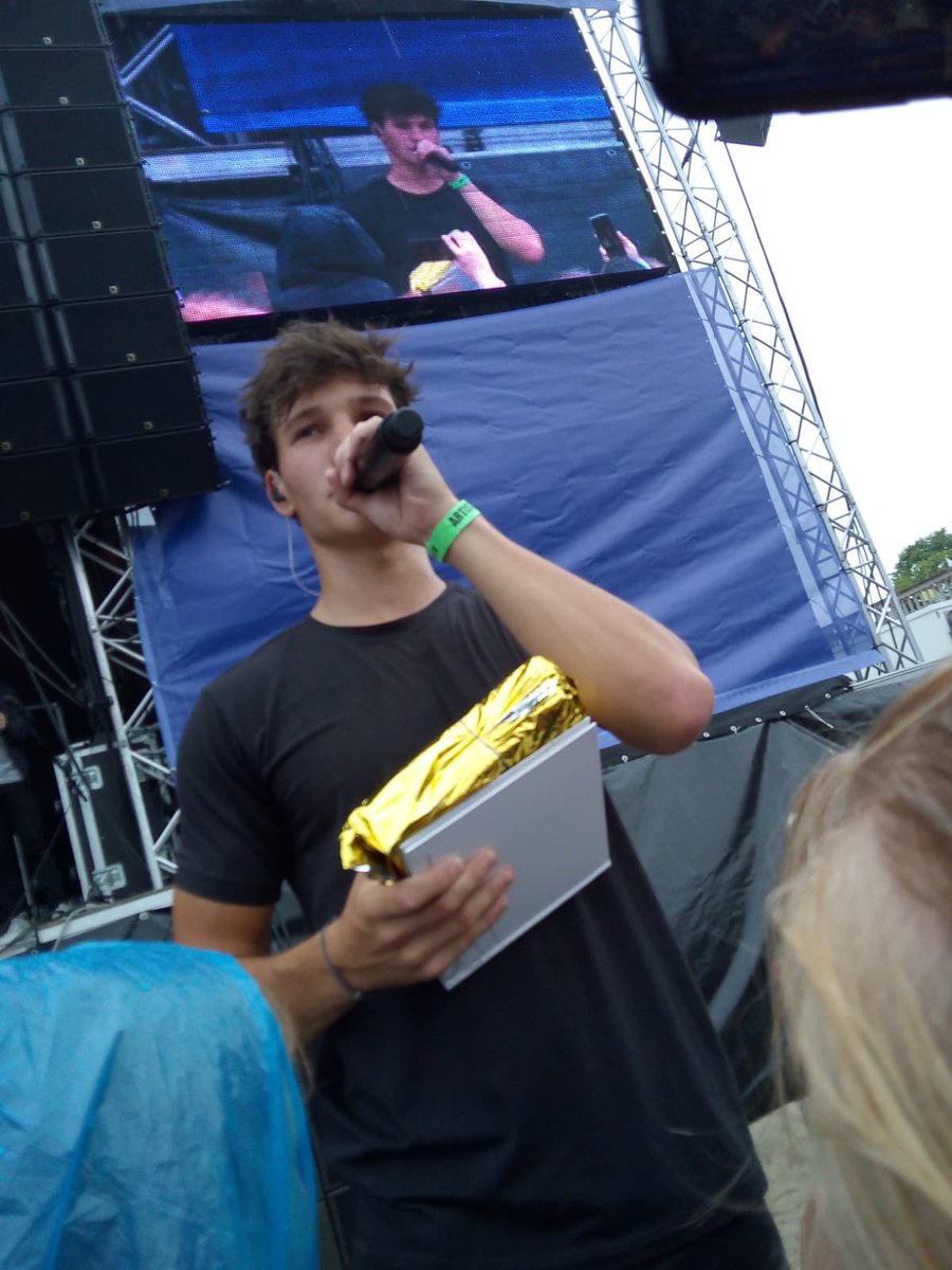 DhHaar's tweet photo. Wie wunderschön es einfach war, auch wenn es geregnet hat, gelohnt alle mal 😍😍 Er hat sich sogar unser Geschenk persönlich geholt ❤️ @Wincent_Weiss Danke für diesen tollen Tag!❤️ #2teReihe#wincentweiss#CREW❤️ https://t.co/SJvuohpLHY
