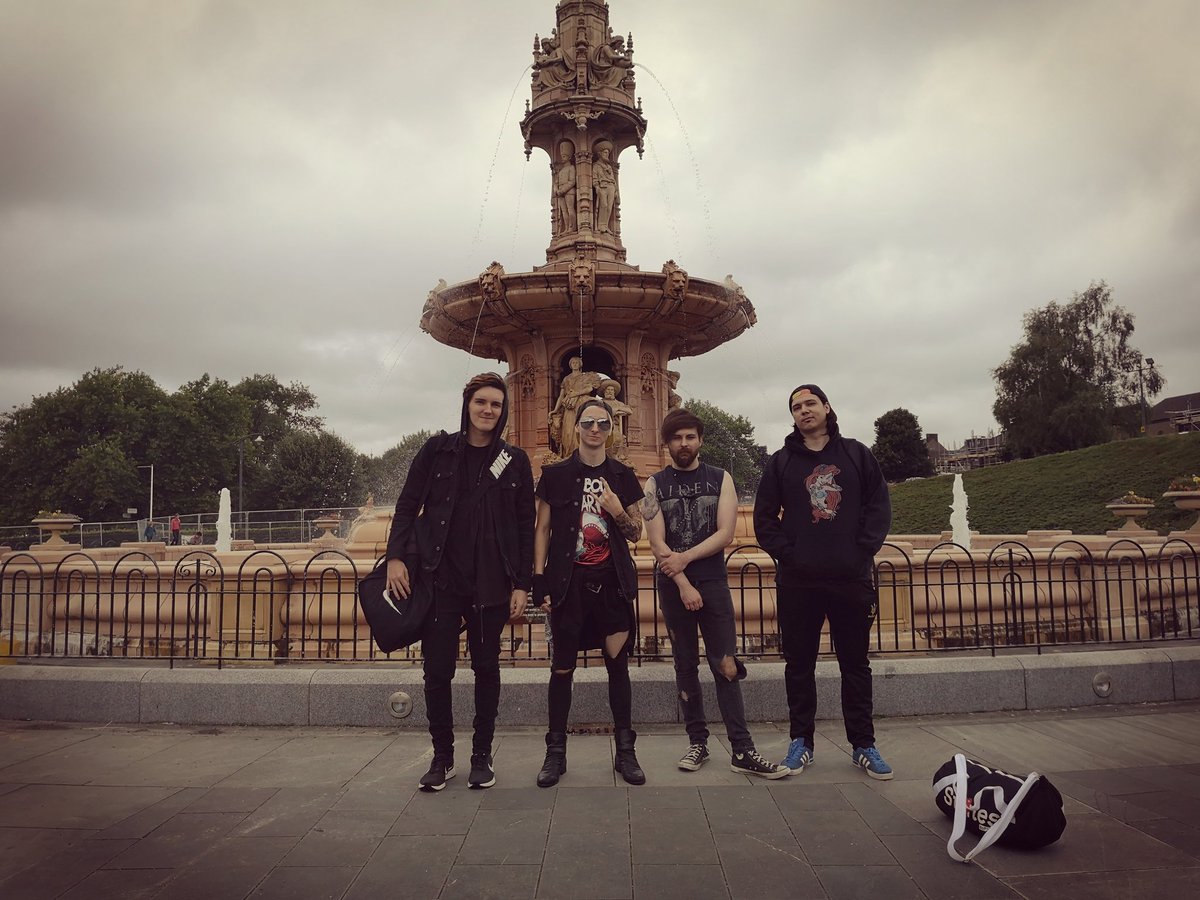 Ya boys are doing a bit of sightseeing in Glasgow before the show.

📸 - delightful Scottish man and his nice dog.
