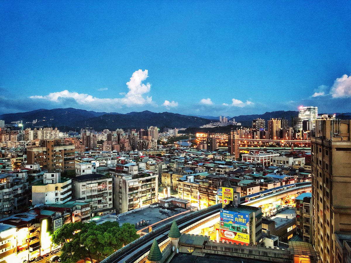 hsushenhao's tweet photo. 傍晚的內湖康貝～ 有點寧靜～ 一點美～
#taiwan #taipei #travel
#instatravel #instagood
#night #nightshot #sunset
#gym #bodycombat #worldgym #beautiful https://t.co/SjEAMzVp9W