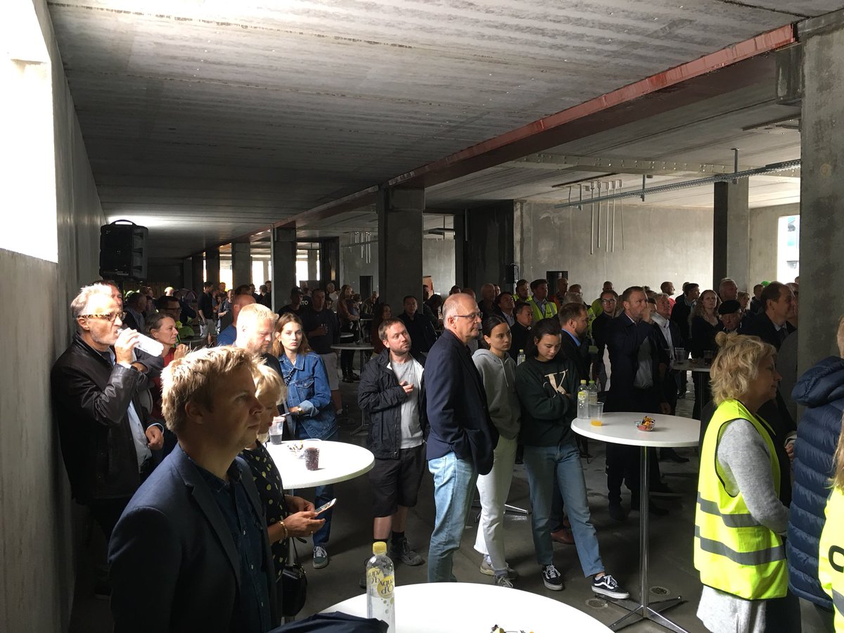 Velgennemført Rejsegilde for #håndværkerne på #Castor byggeriet; Islands Brygge...
Udviklingen af Kbh og investeringerne fortsætter. Afkast for og til alle. Hertil levende Byrum.
#liveability #denlevendeby
15% #lærlinge
#DGNB 🏆