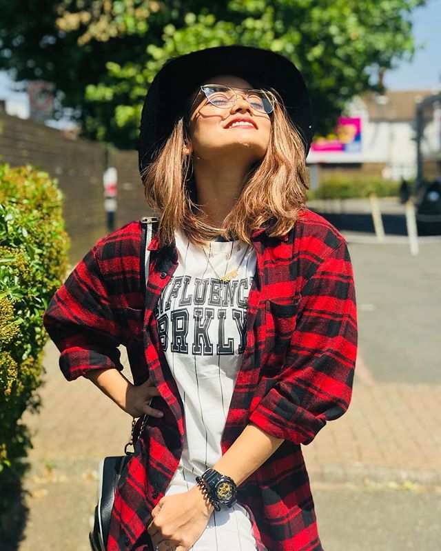 Snooh's tweet photo. Live life in warm yellows! 🌻☀️ #sunshinegirl #sunshine #londonsummer #londondiaries #london #sunny #loveforsummer #warmcolors #yellow #lifeasitis #livelovelaugh #makeithappen #okayisnotokay #okay #bye https://t.co/9vJ4alv2b4 https://t.co/VfwNTJylpo
