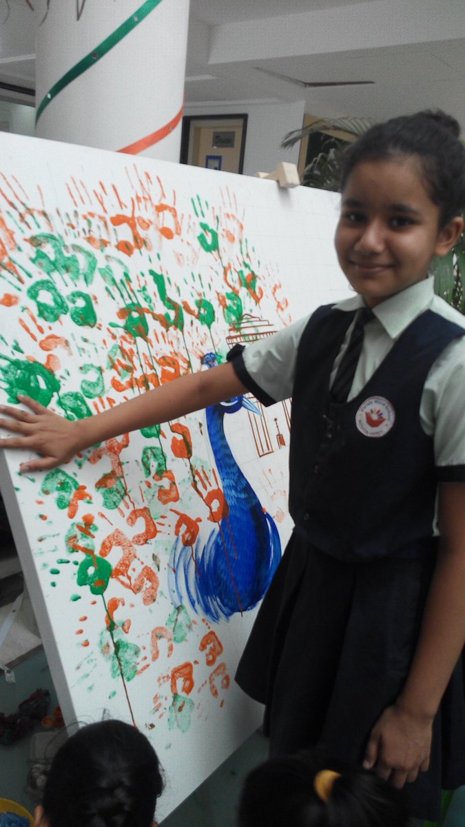 VesraMehak's tweet photo. #Their Little Hands made a huge peacock#Happiness and excitement in students#Independence Day is here...😁 https://t.co/uzDFnxTFck