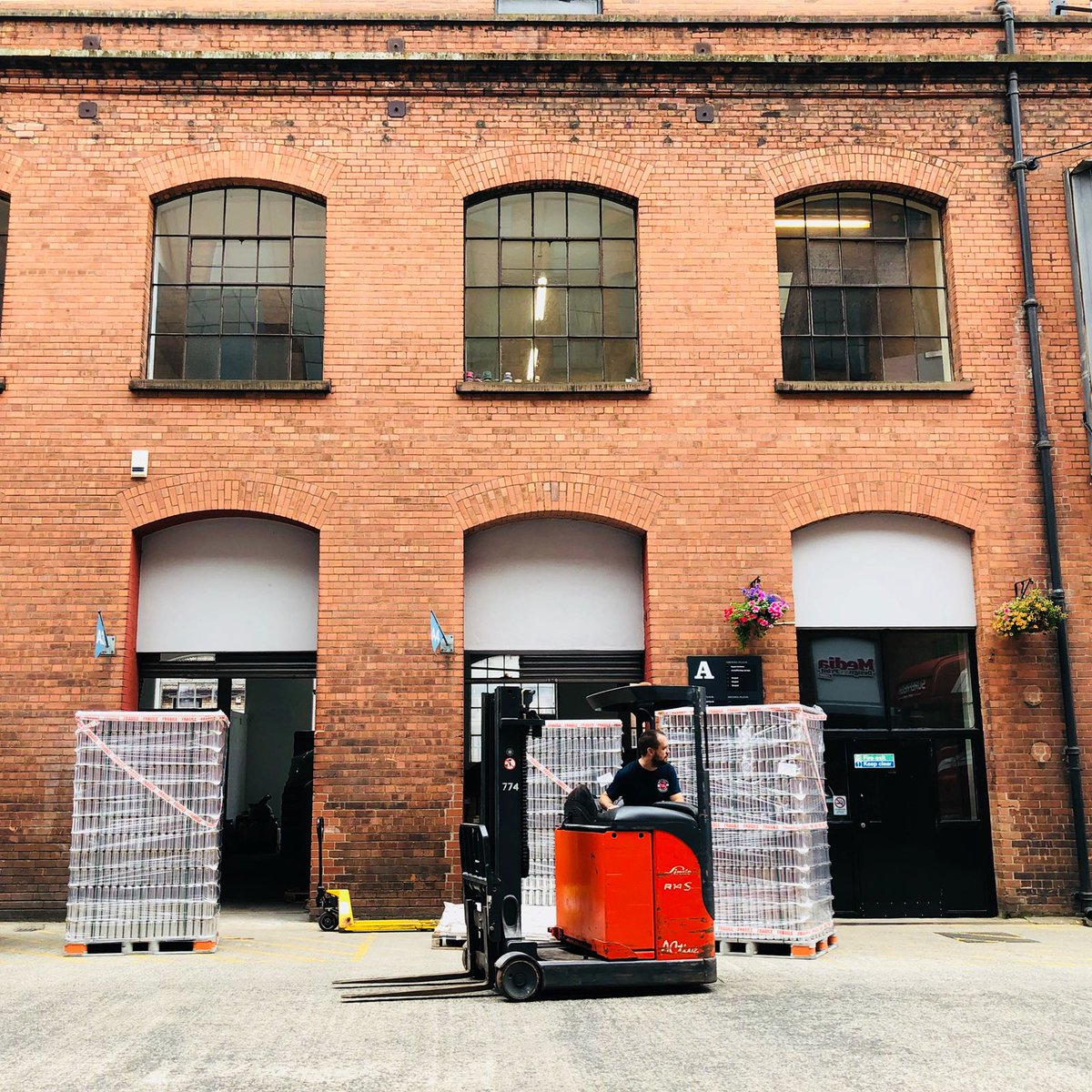 boundarybrewing's tweet photo. So we got a canning line today.
#blogtofollow
@WGCans https://t.co/bmCKmclvpV