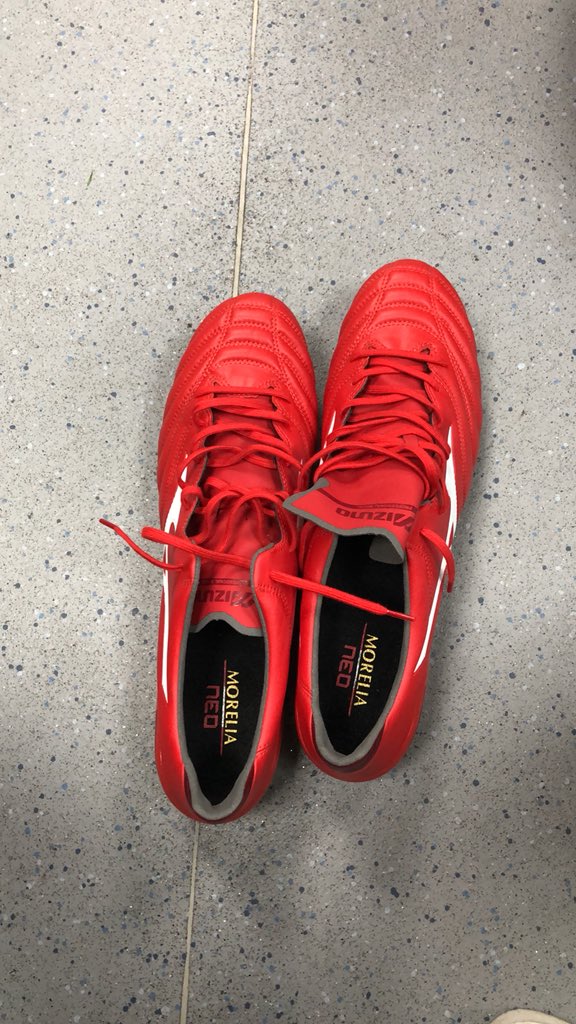 Thanks <a href="/MizunoRugby/">Mizuno Rugby</a> and <a href="/JPRHooper/">John Hooper</a> sorting me out for the new boots appreciate it 🤙🏾🤙🏾