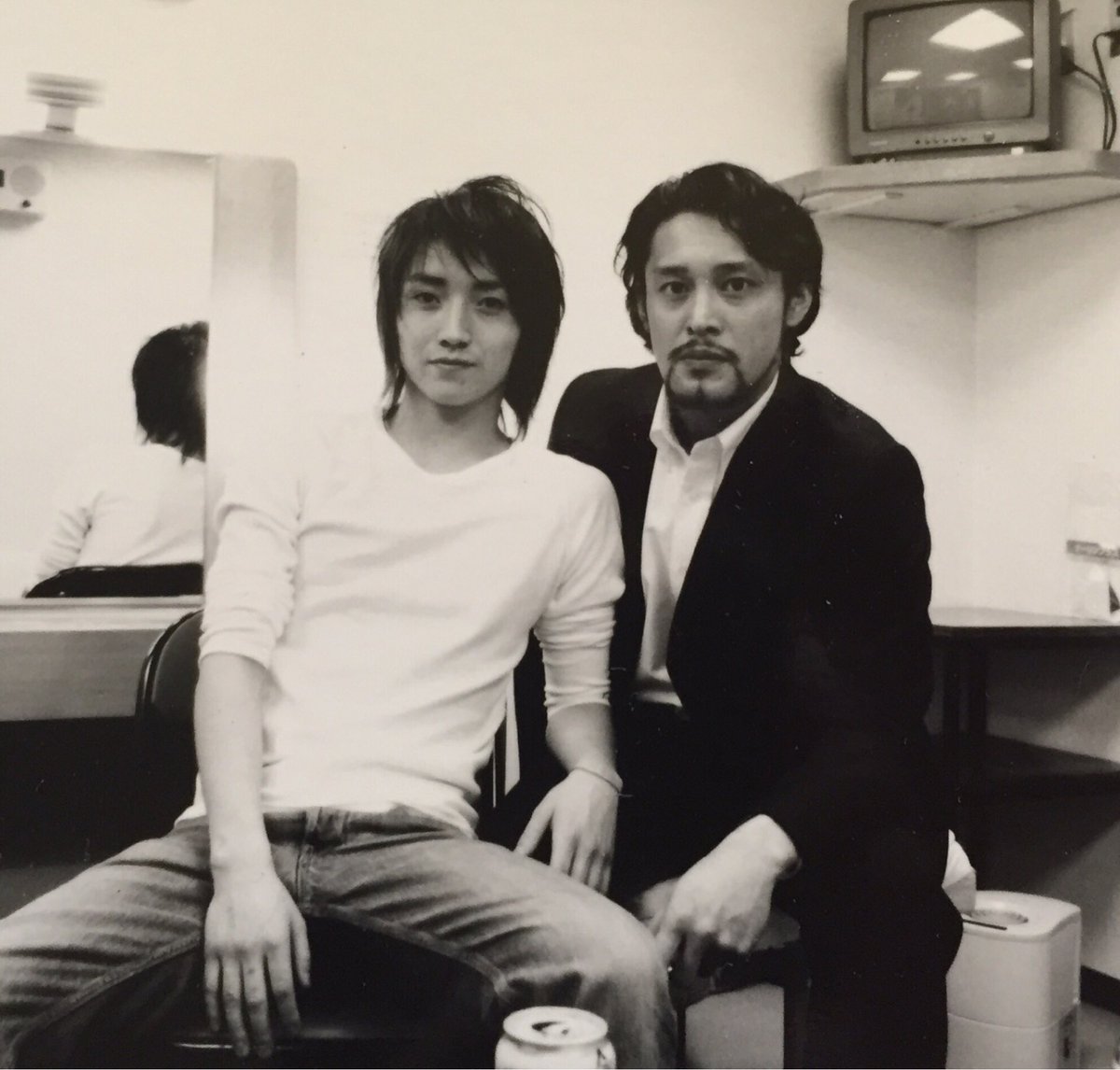 レインマンツアーは大阪にやってきました✨
稽古、東京公演、ツアーと時間を重ねるごとにキャストスタッフの一体感が増していくこのチーム。特に仲良しなのは長い年月を共にしてきたこの2人

チャーリーとムーニーさんの
現在と14年前💁‍♀️
(14年前はロミオとティボルトでした)
#藤原竜也 #横田栄司