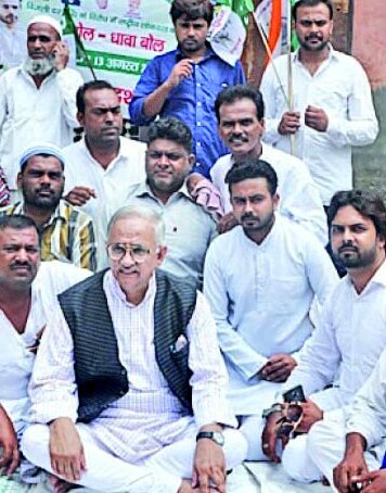 shadab_chouhan1's tweet photo. Today I attend one day protest in #lisadigate power station with ex-minister @dr_mairaj sb, faheem bhai and all team against hiking of electricity price by #anti_poor @myogiadityanath govt. If price will not reduce @RLDparty will come on road if required.@jayantrld https://t.co/UgNjkCOUCd
