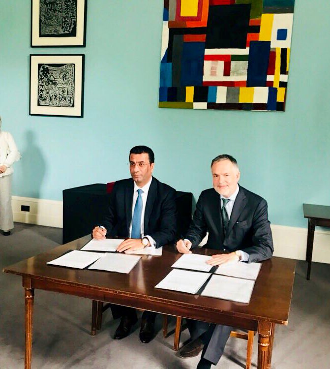 iqembassy_uk's tweet photo. تسلم سفير جمهورية العراق لدى المملكة المتحدة د. صالح التميمي ثماني قطع أثرية عراقية من السيد هارتويغ فيشر، مدير المتحف البريطاني.
سرقت القطع الأثرية بعد عام 2003 من موقع تلو في محافظة الناصرية - جنوب العراق، ويعود تاريخ بعض قطعها الى سلالة أور الثالثة التي حكمت بين 2006-2111 ق.م https://t.co/5gkcYiiy9m
