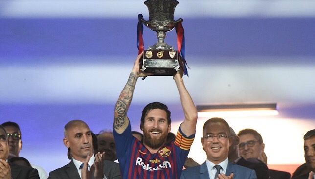 Sport360Arabiya's tweet photo. منذ أول ظهور له بقميص برشلونة : 
ليونيل ميسي 33 بطولة
ريال مدريد 19 بطولة https://t.co/uu6EPlw38Y