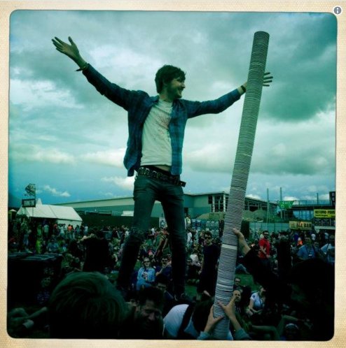 basedglobal's tweet photo. 📡🎶🌇🤹‍♂️ #Funny insider #Experiences on the longstanding #readingfestival which is coming up in the UK later this month - #BasedGlobal #Festivals #Mud #Warmbeer #rocknroll More moments here 👉🏼 https://t.co/Tj76kCzsre https://t.co/wuCjTiIjpL