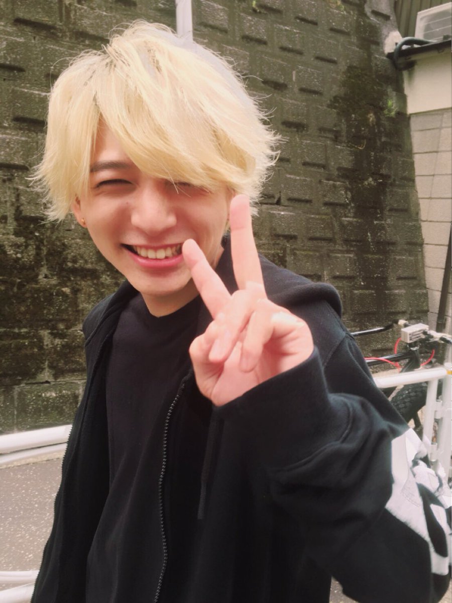RRo2292's tweet photo. ③小林龍二
DISH//のベース&amp;ラップ担当
もういなくなっちゃったけど、いつまでもあなたの三日月スマイルと低ーい声大好きです
龍二ほど金髪似合う人そうそういないよ？？ https://t.co/BEJ2iudOew