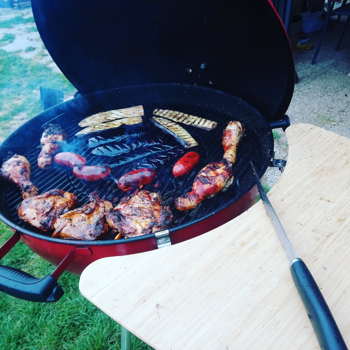 UnMecToque's tweet photo. Une petite demo tranquille sous la pluie ☔ @demooz_fr @webergrills #trybeforeyoubuy #nopainnogain #BBQ #weberbbq #été #BBQLight #Motivé #SaucisseMerguez #chorizo https://t.co/Bpvo1QSX7i