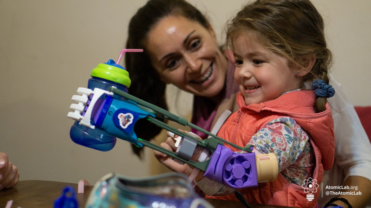 Miren a Ana, pero también miren a la madre de Ana al ver que su hija puede agarrar un vaso ni bien se probó la prótesis.
#Argentinatón en #Corrientes.