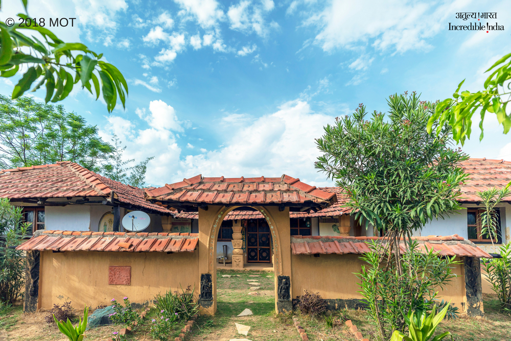 incredibleindia's tweet photo. Take a trip to #Amadubi, a quaint village in the heartland of #Jharkhand 's rural areas, and discover some stunning art treasures. The eco-friendly hutments with exquisite wall paintings will leave you spellbound. #IncredibleIndia @VisitJharkhand @tourismgoi @alphonstourism https://t.co/JhVQ5TaFqb