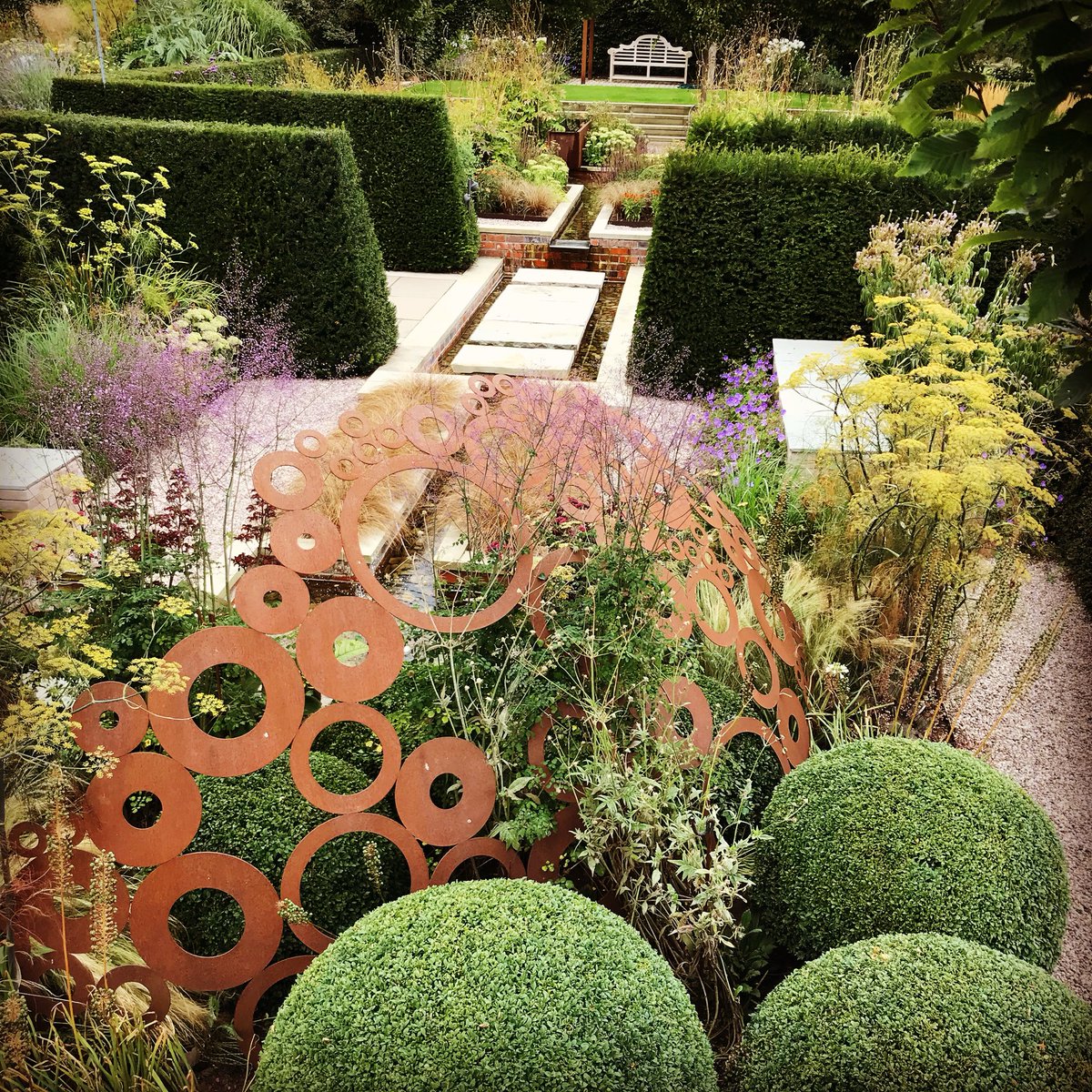 Our Rill garden still has some good colour 👍🌸 #showgarden #topiary #garden #gardening